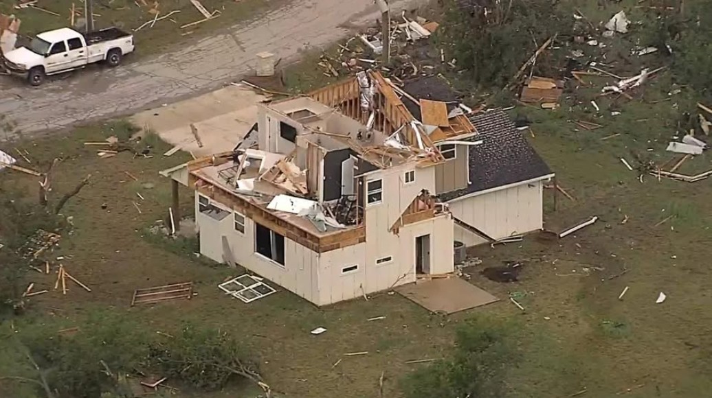 Runaway Bay Tornado (EF2) — field photo
